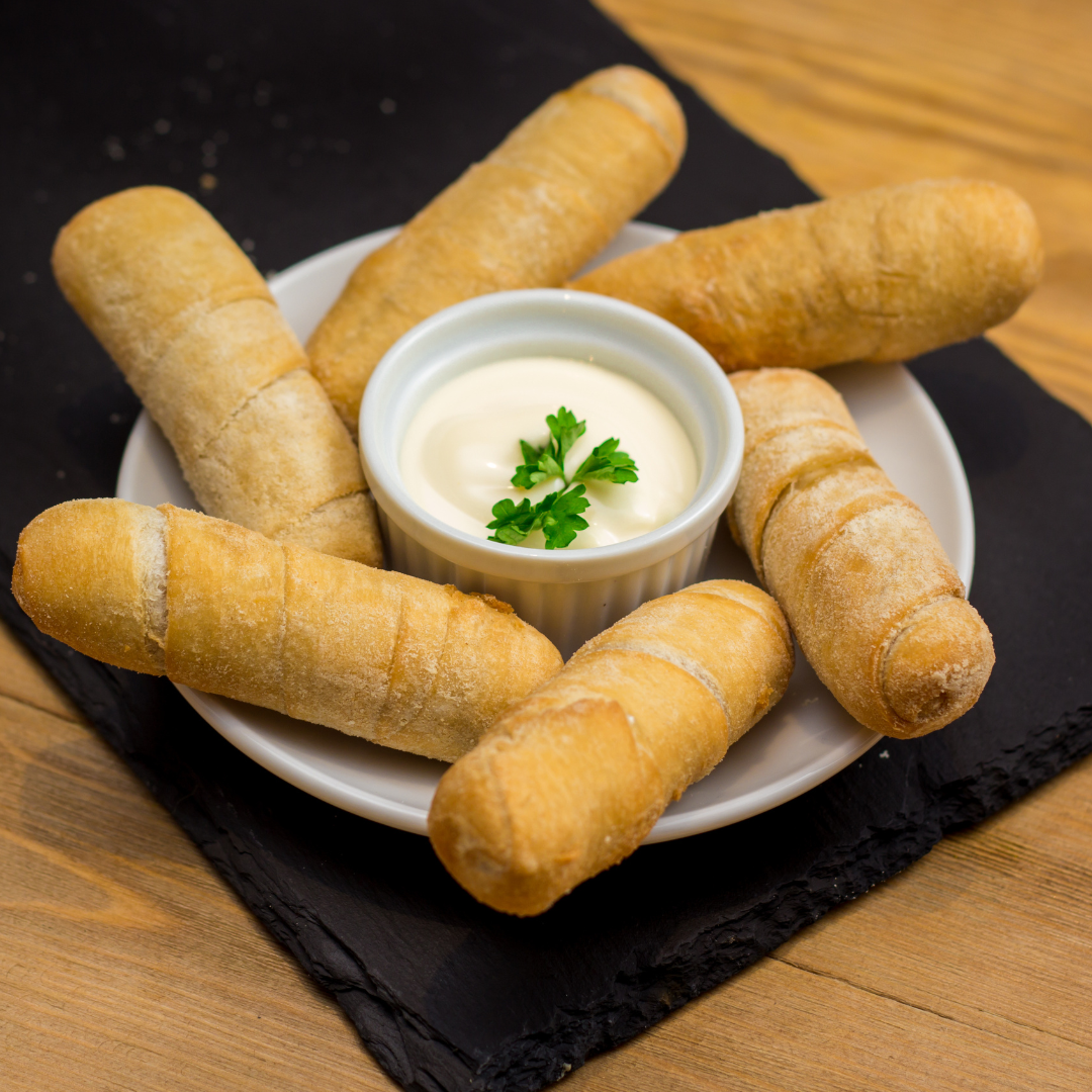 Sind Tequeños typischerweise frittiert oder gebacken?